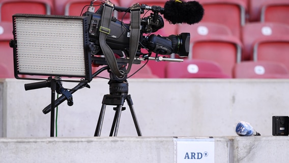 Unbemanntes Kamera-Equipment der ARD in einem Stadion © picture alliance / Pressebildagentur ULMER Foto: Markus Ulmer