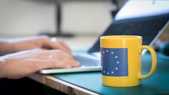 Ein Kaffeebecher mit EU-Flagge © picture alliance / photothek.net Foto: Ute Grabowsky