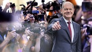 Bundeskanzler Olaf Scholz vor Pressevertretern © NDR 