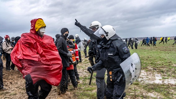 Klimaaktivistien protestieren im Braunkohleort Lützerath. Die Polizei steht ihnen gegenüber. © IMAGO/Jochen Tack Foto: IMAGO/Jochen Tack