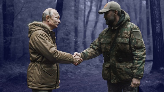 KI-generiertes Bild mit Vladimir Putin und einem Mann, der Wolodymyr Selenskyj ähnlich sieht. Sie schütteln sich die Hände. © NDR 