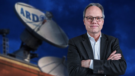 SWR-Intendant und ARD-Vorsitzender Kai Gniffke vor einer Satellitenschüssel. © NDR 