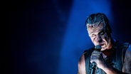 Till Lindemann, Frontmann der Band Rammstein, singt in das Mikrophon. © NDR 