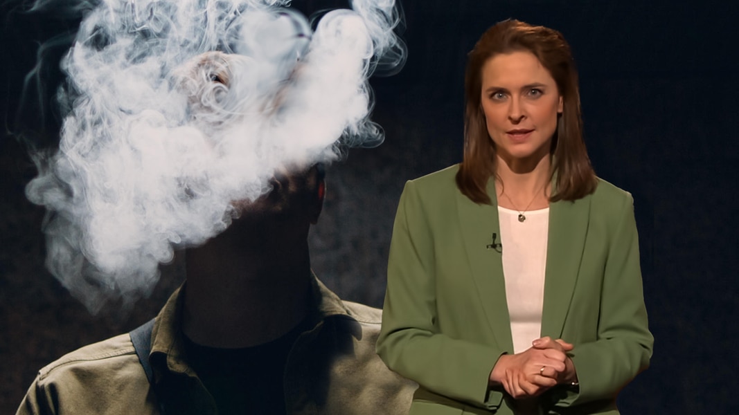 Moderatorin Kathrin Drehkopf mit Rauch im Hintergrund