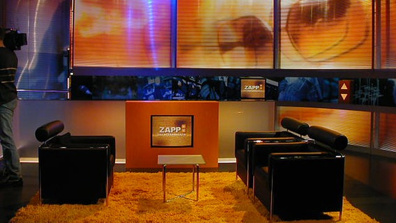 Am Anfang gab es im ZAPP Studio eine Gesprächsecke mit Sesseln und Flokati-Teppich  