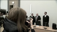 Uli Hoeneß wird im Gerichtssaal fotografiert. © NDR 