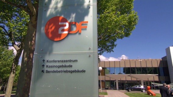 Ein Hinweisschild auf den ZDF Gelände © NDR 