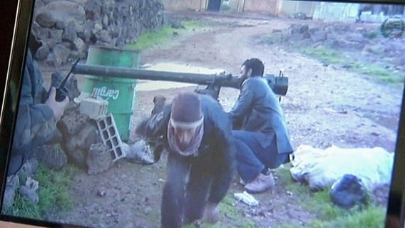 Screenshot eines syrischen Webvideos zeigt zwei Männer mit Waffen © NDR 
