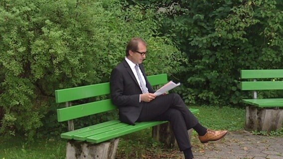 Alexander Dobrindt sitzt auf einer Parkbank © NDR 