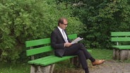 Alexander Dobrindt sitzt auf einer Parkbank © NDR 