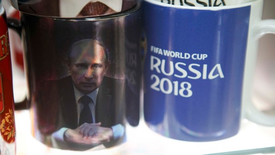 Zwei Tassen mit Putin-Konterfei und Fußball-WM-Logo. © Hendrik Maaßen / NDR Foto: Hendrik Maaßen
