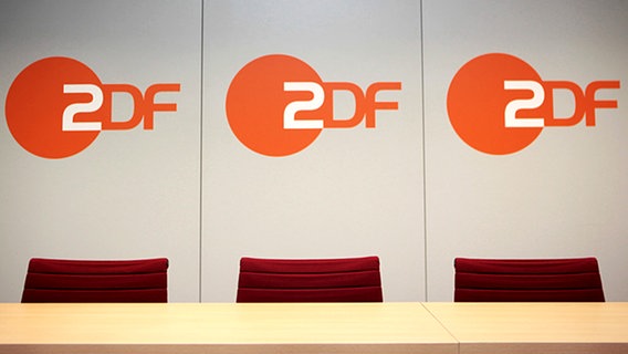 Leere Stühle auf dem Podium vor einer Pressekonferenz beim ZDF © dpa Foto: Fredrik Von Erichsen