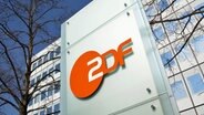 Das ZDF Logo an einem Gebäude © imago stock&people 
