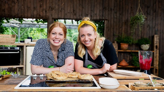 Die Schwestern Ronja (li.) und Zora Klipp in einer Outdoor-Küche. © NDR/cineteam hannover/Claudia Timmann 