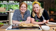 Die Schwestern Ronja (li.) und Zora Klipp in einer Outdoor-Küche. © NDR/cineteam hannover/Claudia Timmann 