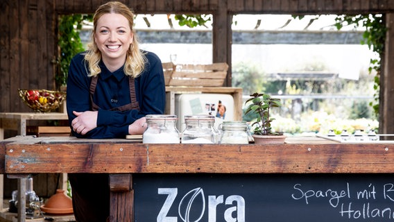 Köchin Zora Klipp steht am Tresen ihrer Outdoorküche. © NDR Foto: Claudia Timmann