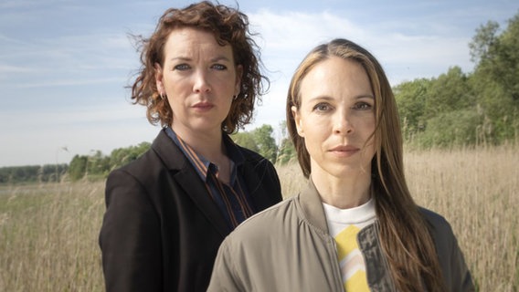 Melly Böwe (Lina Beckmann) und Katrin König (Anneke Kim Sarnau) im Polizeiruf 110 "Seine Familie kann man sich nicht aussuchen" Melly Böwe (Lina Beckmann) und Katrin König (Anneke Kim Sarnau) im Polizeiruf 110 "Seine Familie kann man sich nicht aussuchen" © NDR/ Foto: Christine Schroeder