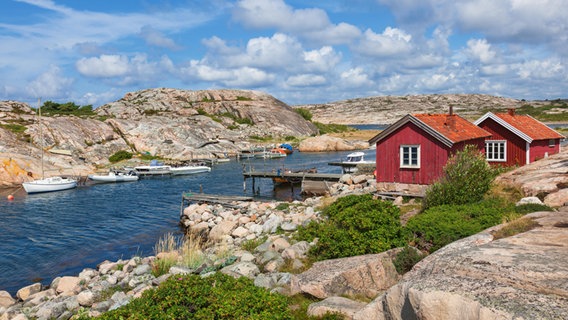 Rote Häuser aus Holz stehen an der Schwedischen Westküste. © Lars Johansson 