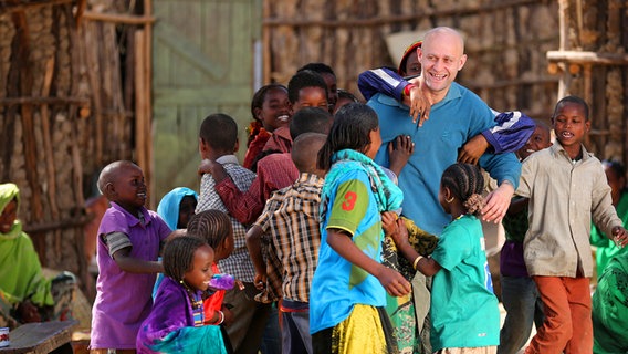 Frank Michalka (Jürgen Vogel) mit Kindern aus einem Dorf in Äthiopien. © Degeto/WDR/Moovie Foto: Yidnekachwe Shumete
