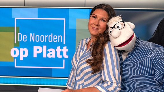 De Noorden op Platt: Moderation Vanessa Kossen und Handpuppe "Werner Momsen". © NDR/Michael Uphoff 