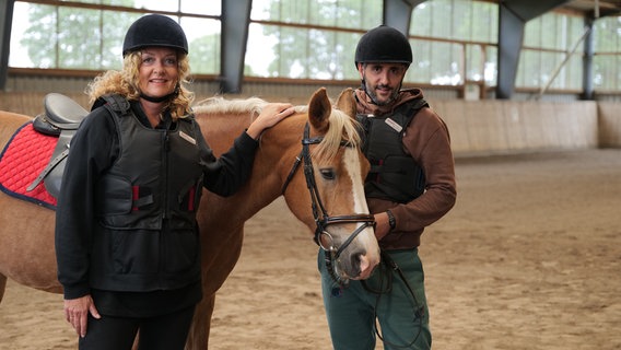 Bettina Tietjen und Michel Abdollahi mit Sally © NDR/beckground tv/Marvin Vehring 