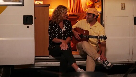 Bettina Tietjen und Aki Bosse machen Musik im Camper. © NDR/beckground tv/Marvin Vehring 