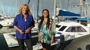 Aminata Belli und Bettina Tietjen unternehmen einen Segeltörn mit einem Katamaran. © NDR/beckground tv/Paulo da Silva 