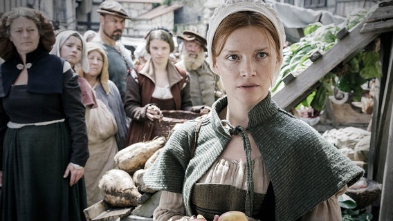 Katharina will bei den Marktfrauen anschreiben lassen, sie schicken sie weg, weil sie ihre Heirat mit Luther für Sünde halten. Katharina will bei den Marktfrauen anschreiben lassen, sie schicken sie weg, weil sie ihre Heirat mit Luther für Sünde halten. © NDR/MDR/EIKON Süd/Junghans