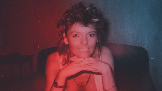 Die Prostituierte Sunny blickt in die Kamera. © Gebrüder Beetz Filmproduktion 