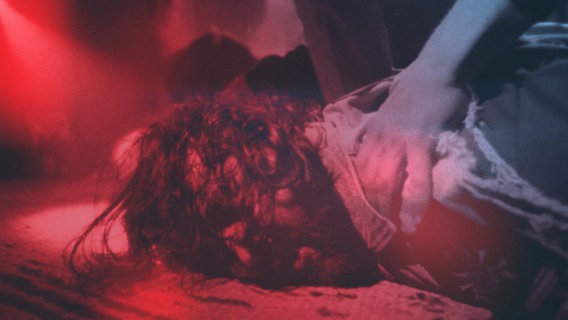 Ein Mann mit blutverschmiertem Gesicht wird zu Boden gedrückt. © Gebrüder Beetz Filmproduktion 