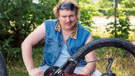 Felix Hagebaum (Franz-Xaver Zeller) wurde auch schon Opfer des Radfahrer-Hassers. Er versucht sein Rad wieder in Ordnung zu bringen. Felix Hagebaum (Franz-Xaver Zeller) wurde auch schon Opfer des Radfahrer-Hassers. Er versucht sein Rad wieder in Ordnung zu bringen. © NDR/ARD/TMG/Kai Neunert