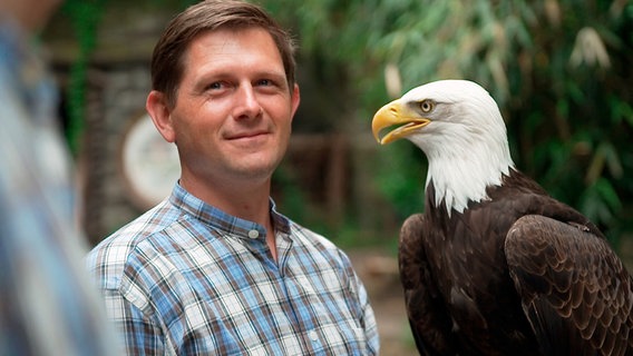 Weißkopfseeadler Viktoria bricht auf zu einem Spaziergang durch den Zoo. Selbstverständlich nicht allein, sondern mit den Tierpflegern Stefan Germann und Jens Krause. © NDR/Doclights/Jeannine Apsel 