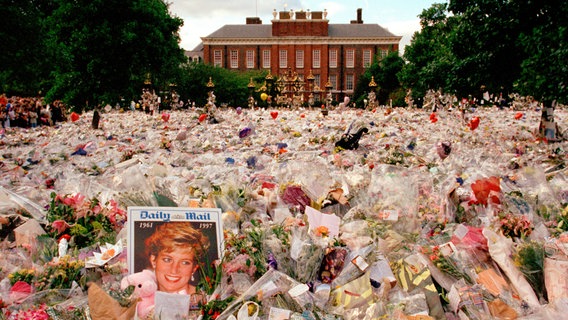 Blumen und Trauernde vor dem Kensington Palace in den Tagen nach der Beerdigung von Prinzessin Diana, in London, England, September 1997. © NDR/Alamy Stock Photo/Jeremy Sutton-Hibbert 