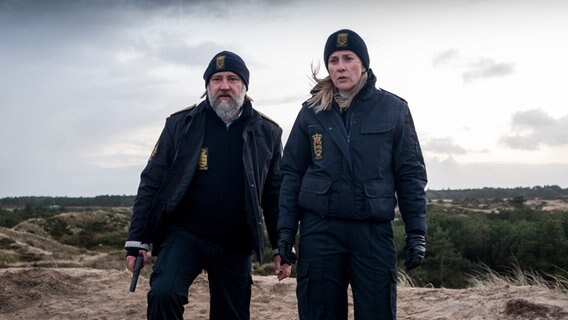 Die Polizistin Ida Sörensen (Marlene Morreis) und ihr Kollege Magnus Vinter (Nicki von Tempelhoff) sind einem Serienmörder auf der Spur. © ARD Degeto/Manju Sawhney 