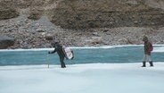 Tsangyang und ihr Vater auf dem Bergpass Chaddr. © NDR 