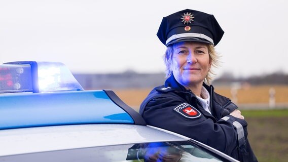 Polizistin Anja Johannsmann blickt in die Kamera. © NDR/Kamera Zwei 