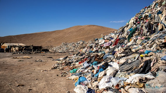Gebrauchte Kleidungsstücke liegen in einer Müll-Deponie in der Atacama-Wüste. © picture alliance/dpa | Antonio Cossio Foto: Antonio Cossio