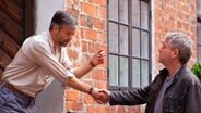 Kommissar Wallander (Kenneth Branagh, re.) macht die Bekanntschaft des vermeintlichen Menschenfreundes Alfred Harderberg (Rupert Graves). © ARD Degeto/Yellow Bird 