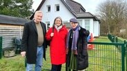Annabel Oelmann (Mitte) hilft Familie Ehlers aus Wolfsburg, besser mit dem Geld auszukommen. Denn auch Immobilienbesitz schützt nicht unbedingt vor finanziellen Engpässen. © SWR 