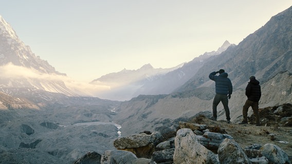 Dennis und Patrick am Fuß des Kanchenjunga, dem dritthöchsten Berg der Welt. © NDR 
