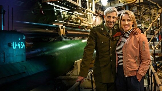 Judith Raker und Michel Abdollahi (von links nach rechts) sitzen nebeneinander in einem U-Boot. © Telemichel GmbH 