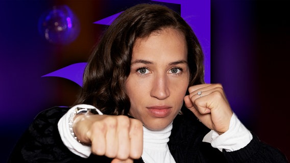 Bild-Collage: UFC-Kämpferin Mandy Böhm boxt selbstbewusst richtung Kamera. Hinter ihr steht das Moderations-Duo Louisa Dellert und Aminata Belli. © NDR | Beba Lindhorst Foto: Beba Lindhorst