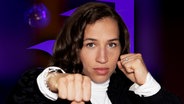 Bild-Collage: UFC-Kämpferin Mandy Böhm boxt selbstbewusst richtung Kamera. Hinter ihr steht das Moderations-Duo Louisa Dellert und Aminata Belli. © NDR | Beba Lindhorst Foto: Beba Lindhorst