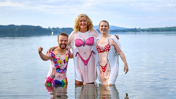 Mathias Mester, Bettina Tietjen und Patricia Kelly genießen eine Abkühlung im See. © NDR/Daniel Wolcke 