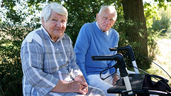 Edeltraut und Peter Raspe, beide 95 Jahre alt, sitzen in der Sonne. © NDR/Heike Schieder 