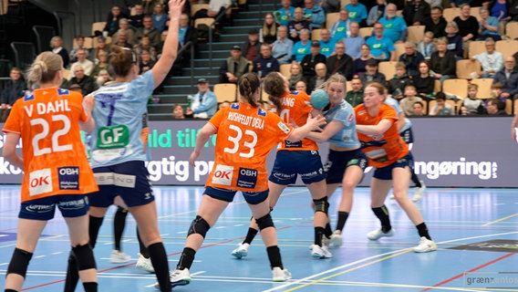 Gegen Favorit Odense gibt es kaum ein Durchkommen für die Handballdamen. © NDR 
