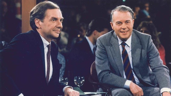 Entertainer Harald Juhnke mit dem damaligen Ministerpräsidenten von Niedersachsen Ernst Albrecht am 25.04.1986 in der NDR Talk Show. © NDR Talk Show 