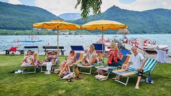Auf dieser wilden Reise ist das Entspannen am See eine willkommene Abwechslung. Schließlich ist auch ein Camping-Trip Urlaub und die Erholung sollte nicht zu kurz kommen. Auf dieser wilden Reise ist das Entspannen am See eine willkommene Abwechslung. Schließlich ist auch ein Camping-Trip Urlaub und die Erholung sollte nicht zu kurz kommen. © NDR/Daniel Wolcke/beckground tv