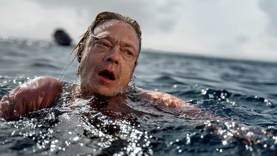 Alfred (Kristoffer Joner) schwimmt verzweifelt im offenen Meer. © NDR/Roxana Reiss 
