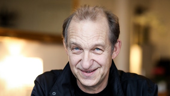 Peter Heinrich Brix bei einem Interview. Er lächelt in die Kamera. © picture alliance/dpa | Christian Charisius 